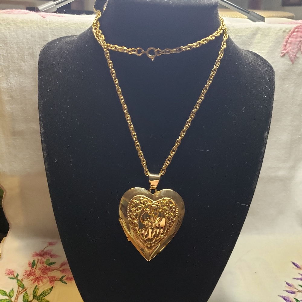 Beautiful Vintage Filigree Goldtone Double Heart Picture Locket